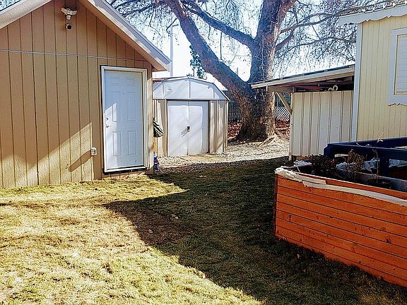 Nice insulated mini-shop!