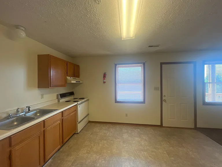 2858 University Ave — Photo 42