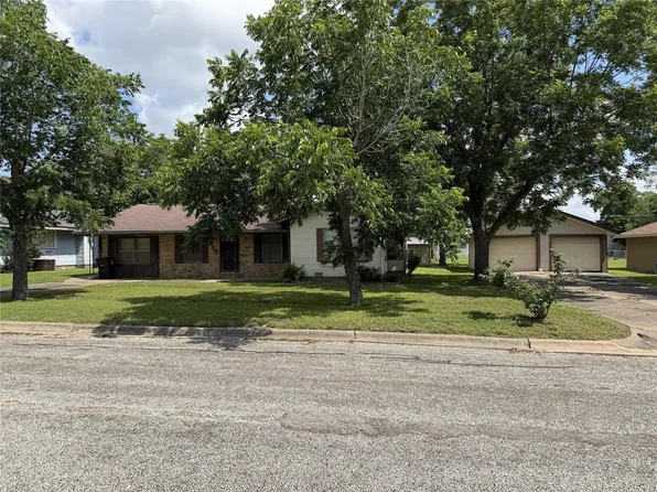 203 E Anderson St, Schulenburg, TX 78956