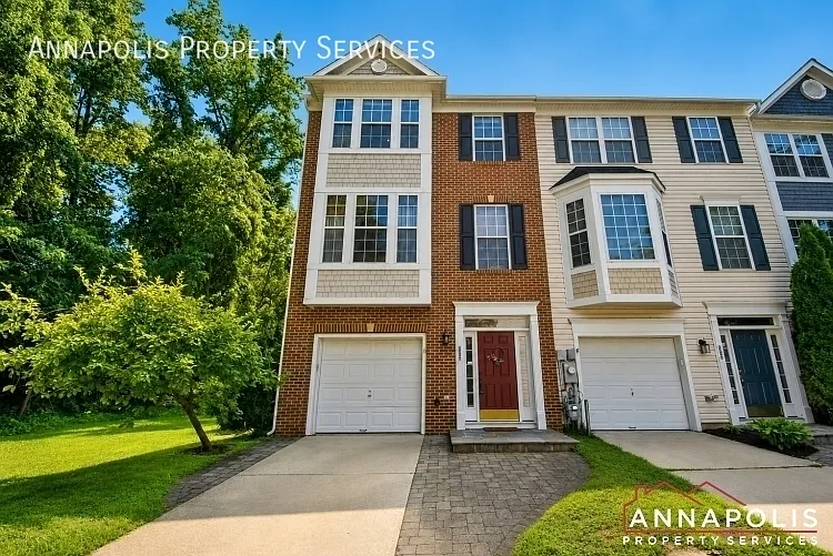 888 Stonehurst Ct