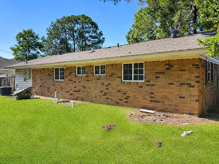 1621 Cloverdale Dr — Photo 17