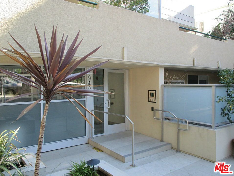 1st image of 940 Larrabee St #408
