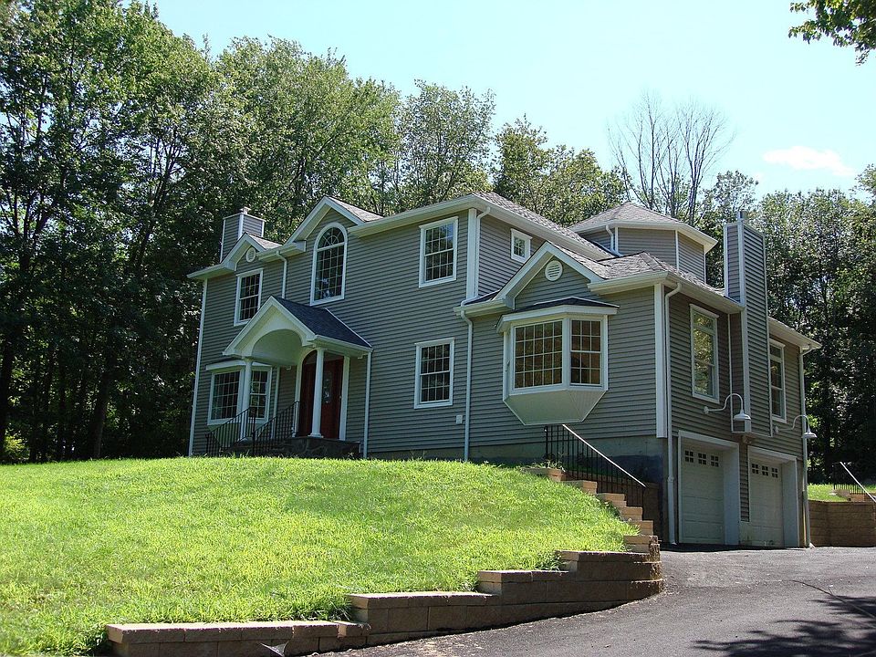 Welcome to 10 Hanover Ridge Road!