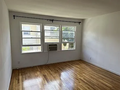 Silverlake Garden Apartments — Photo 2
