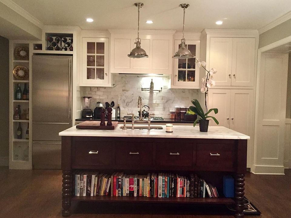 Kitchen w/large Island, large pantry, Sub Zero, Bosch, Nicke