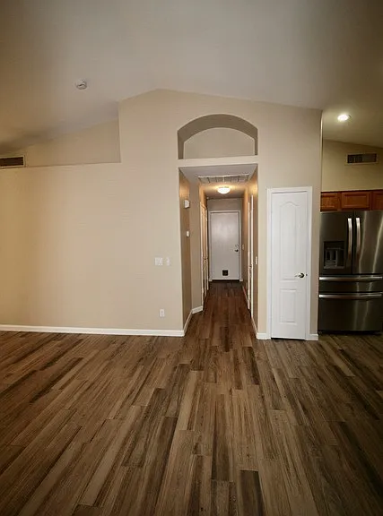 1115 E Pontiac Dr — Photo 16