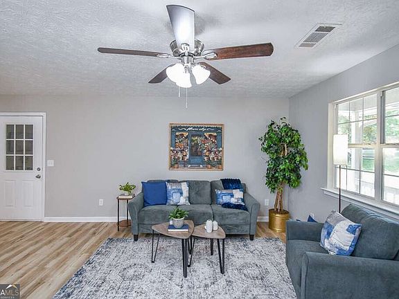 2nd image of 110 E Country Woods Dr