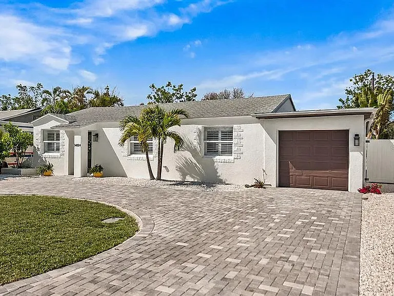 14024 N Bayshore Dr — Photo 1