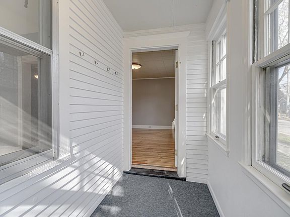 5th image of 221 22nd Ave NE
