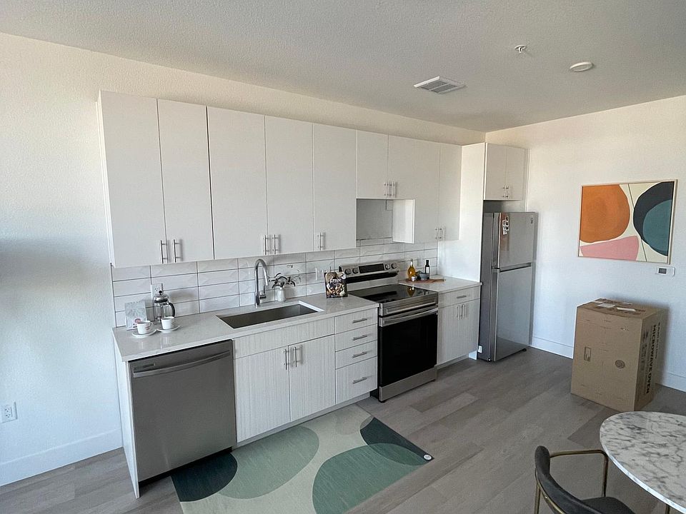 2nd image of 2265 Dayton St #4