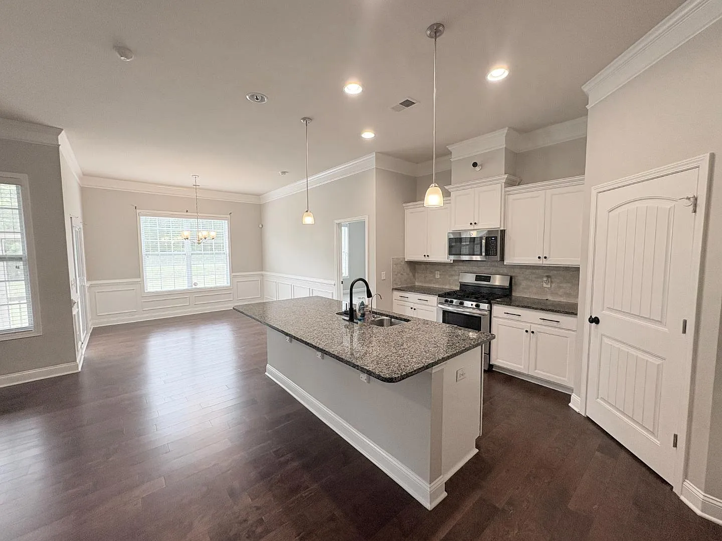 676 Scarlet Baby Dr — Photo 2