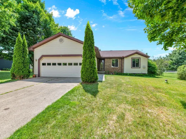 3447 Woodvalley Dr, Lapeer, MI 48446