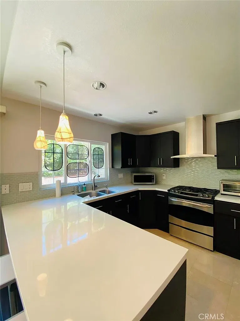 4 bed, 1704 sqft, $4,300 — Photo 2