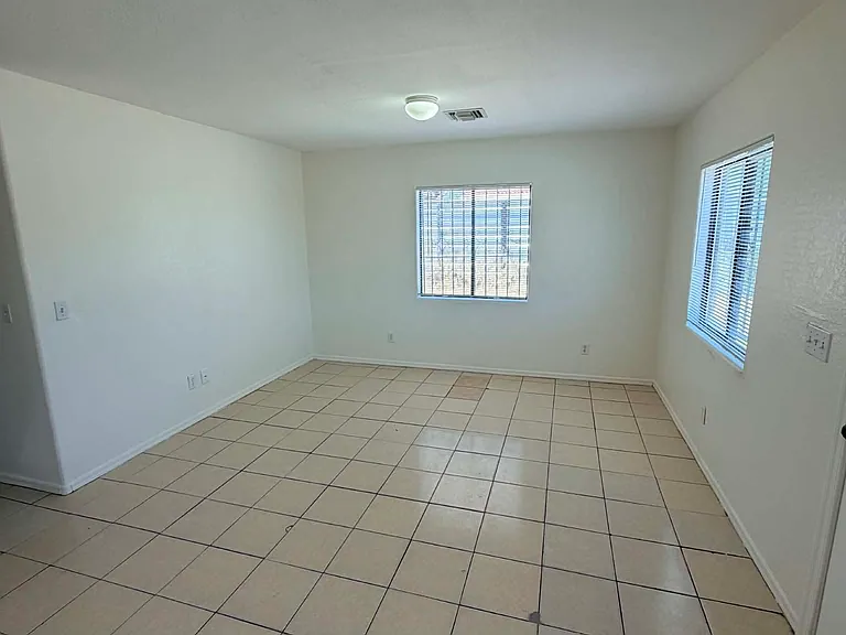 4332 S 5th Ave #2 — Photo 5