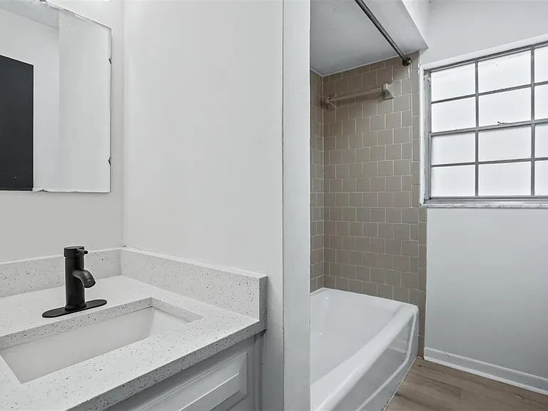 812 W Warren Ave — Photo 7