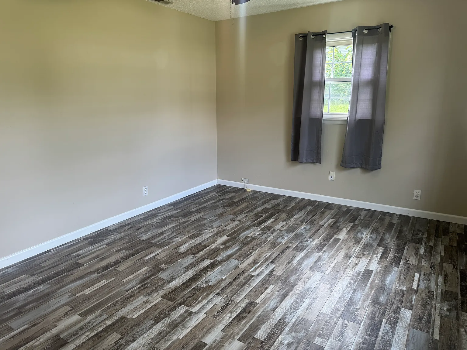 3 bed, 999 sqft, $1,050 — Photo 3