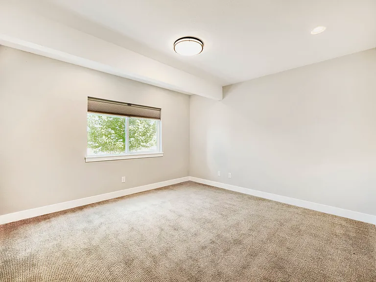 687 Easton Ct — Photo 32