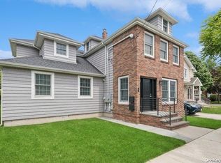 105 Charles St, Floral Park, NY 11001