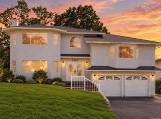 1287 Carmichael Ct, Saanich, BC V8Z7B9
