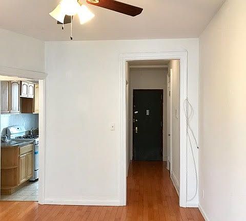 4th image of 3116 32nd St APT 4C