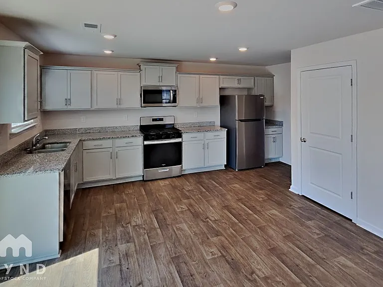 2140 Redstone Dr — Photo 4