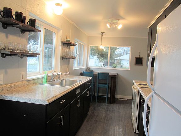 Kitchen and eating bar