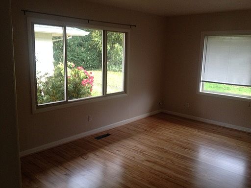 4th image of 136 NE 7th Ave APT B