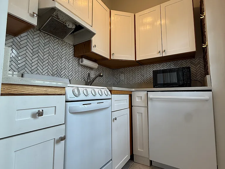 187 Webster St #2 — Photo 13