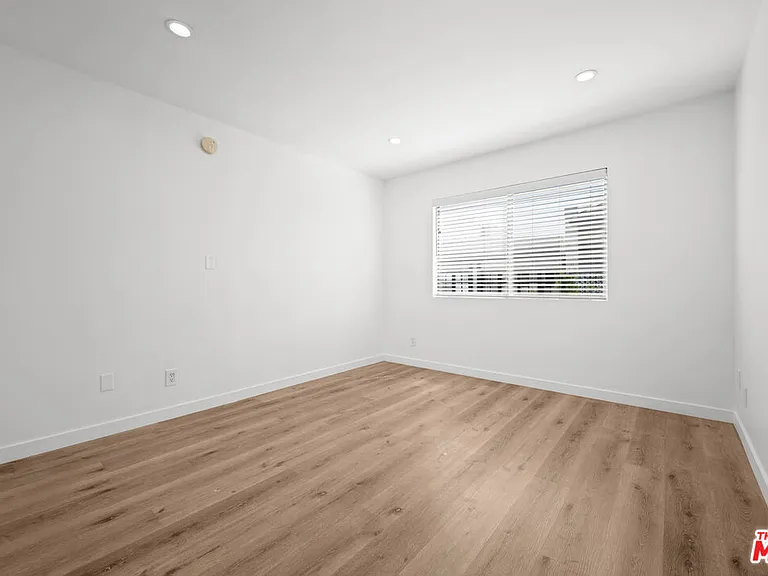 136 S Palm Dr #305 — Photo 9