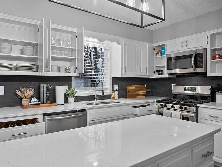 9406 Hall Dr — Photo 8