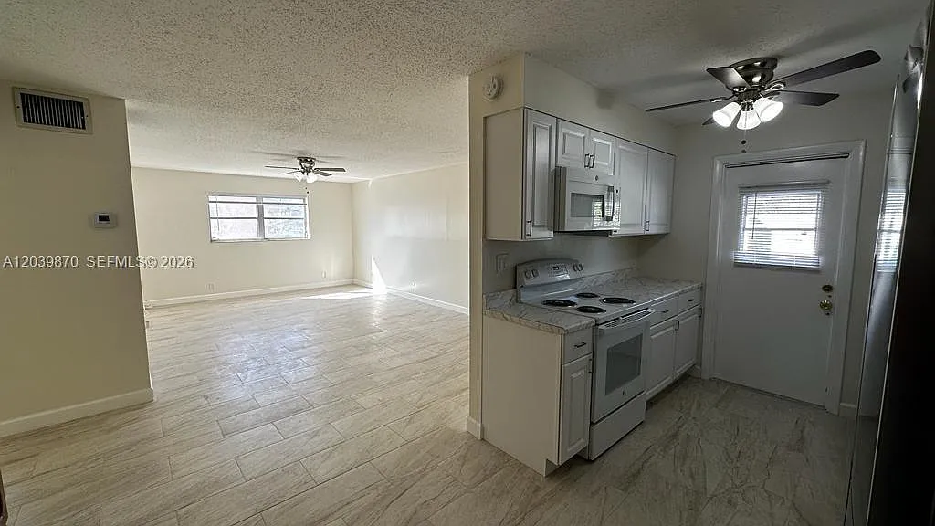 Elmvale Condo — Photo 3