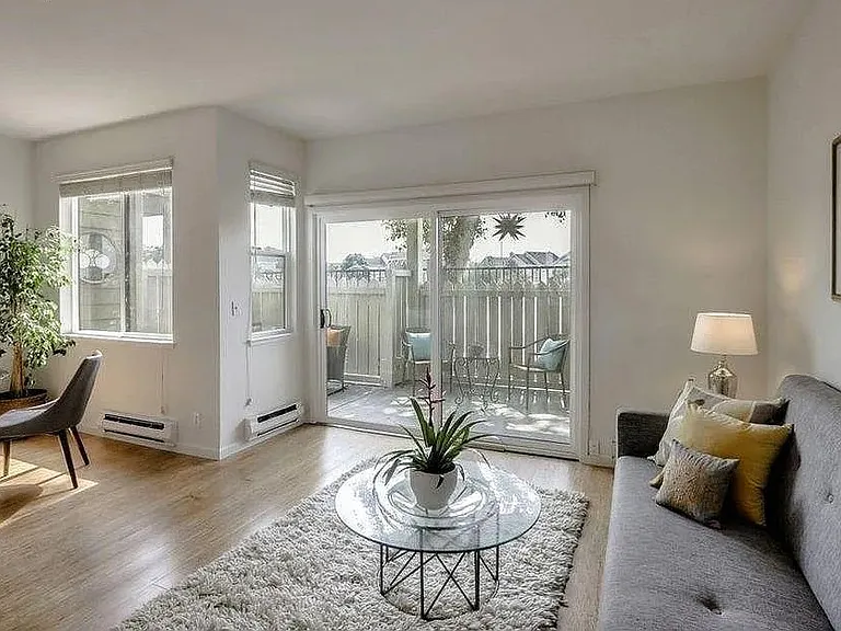 185 Lakeshore Ct — Photo 3