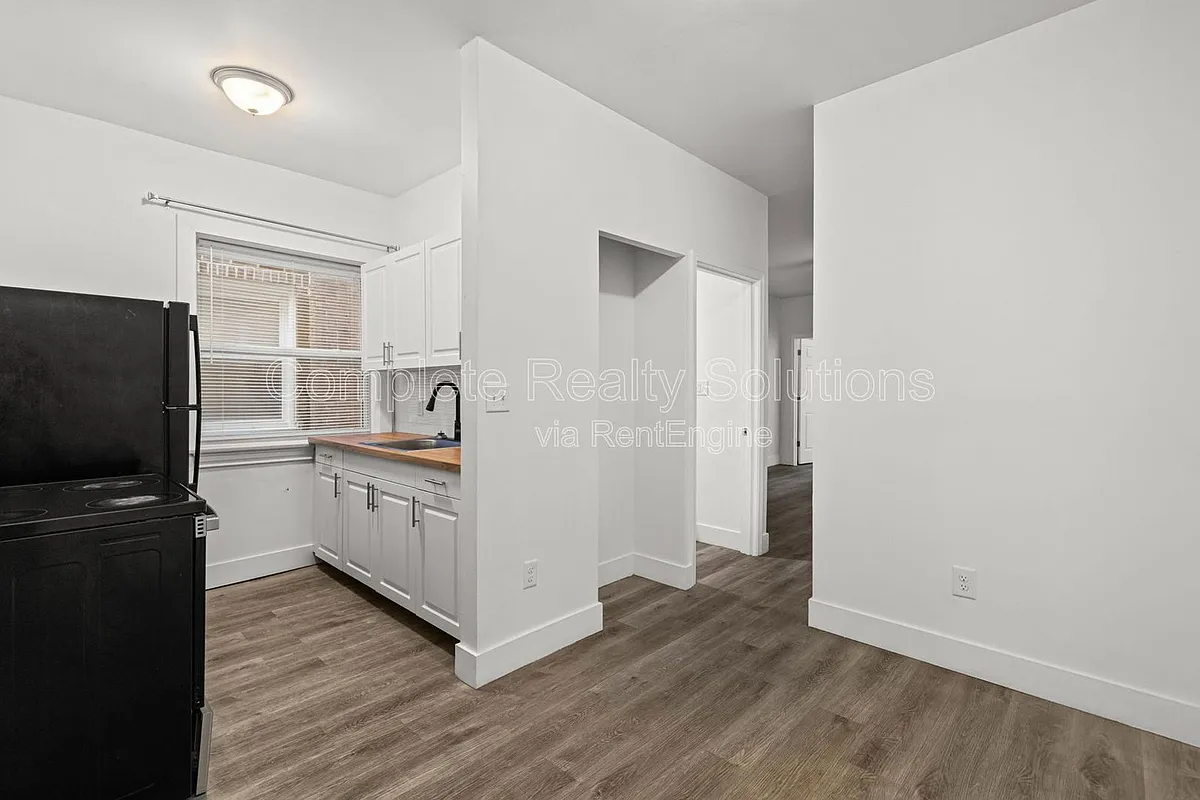 Building Photo - 3702 Meramec St #1E