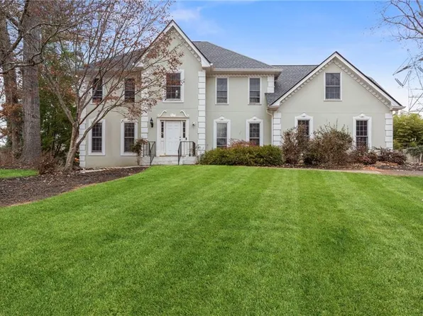 808 Valbrook Ct SW, Lilburn, GA 30047