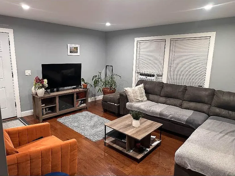 35-36 Williamsburg Dr — Photo 1