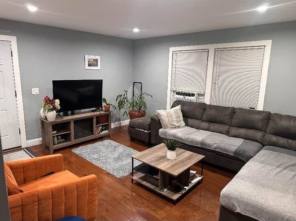 35-36 Williamsburg Dr