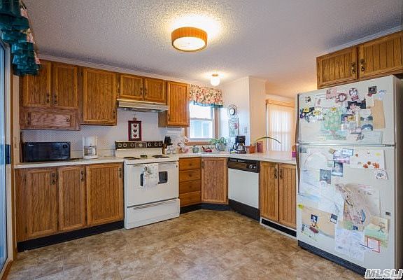 5th image of 160 Village Cir W