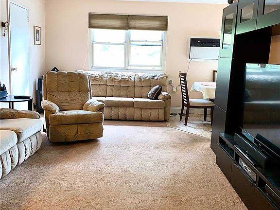 4th image of 224-01 Kingsbury Ave #B