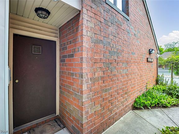 3rd image of 4705 Mayfield Rd APT B