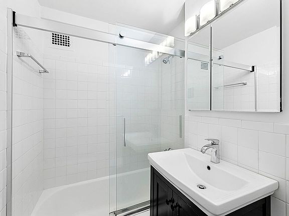 4th image of 120 E 36th St APT 9G