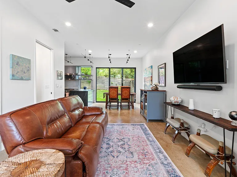 303 Woodward St #32 — Photo 6