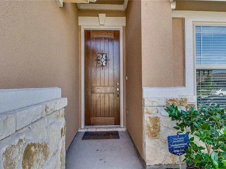 341 Wincliff Dr — Photo 3