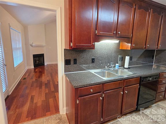 5th image of 1700 Sassafras Ln