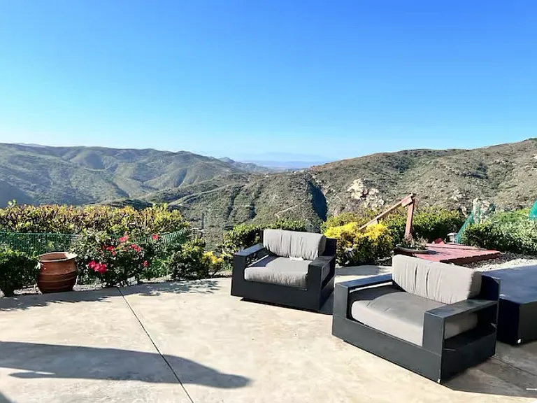 1569 Skyline Dr — Photo 3