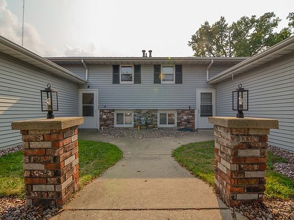 2nd image of 1666 Victoria Ct
