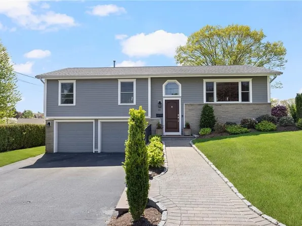 26 Leawood Dr, Cranston, RI 02920
