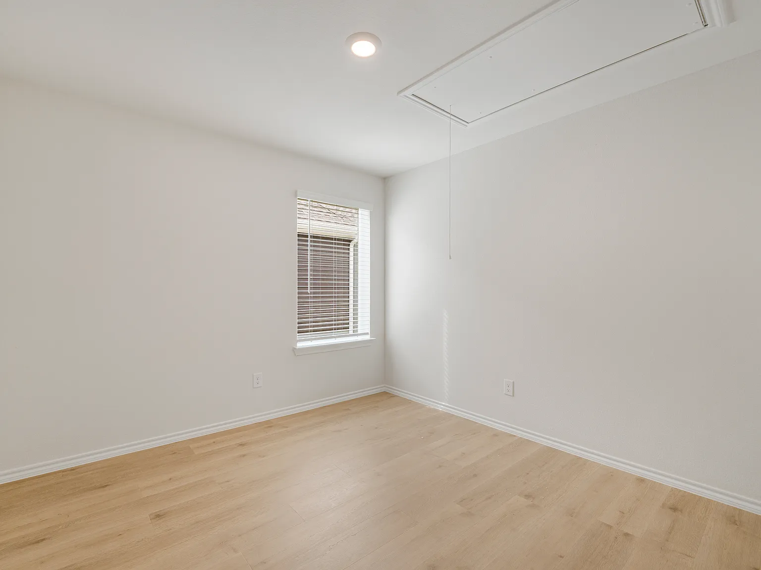 207 Mina Street — Photo 2