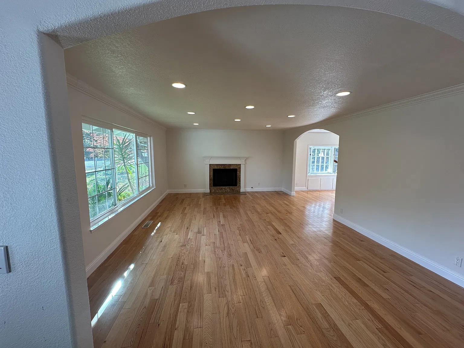 4 bed, 3.0 bath, 2056 sqft, $4,100 — Photo 4