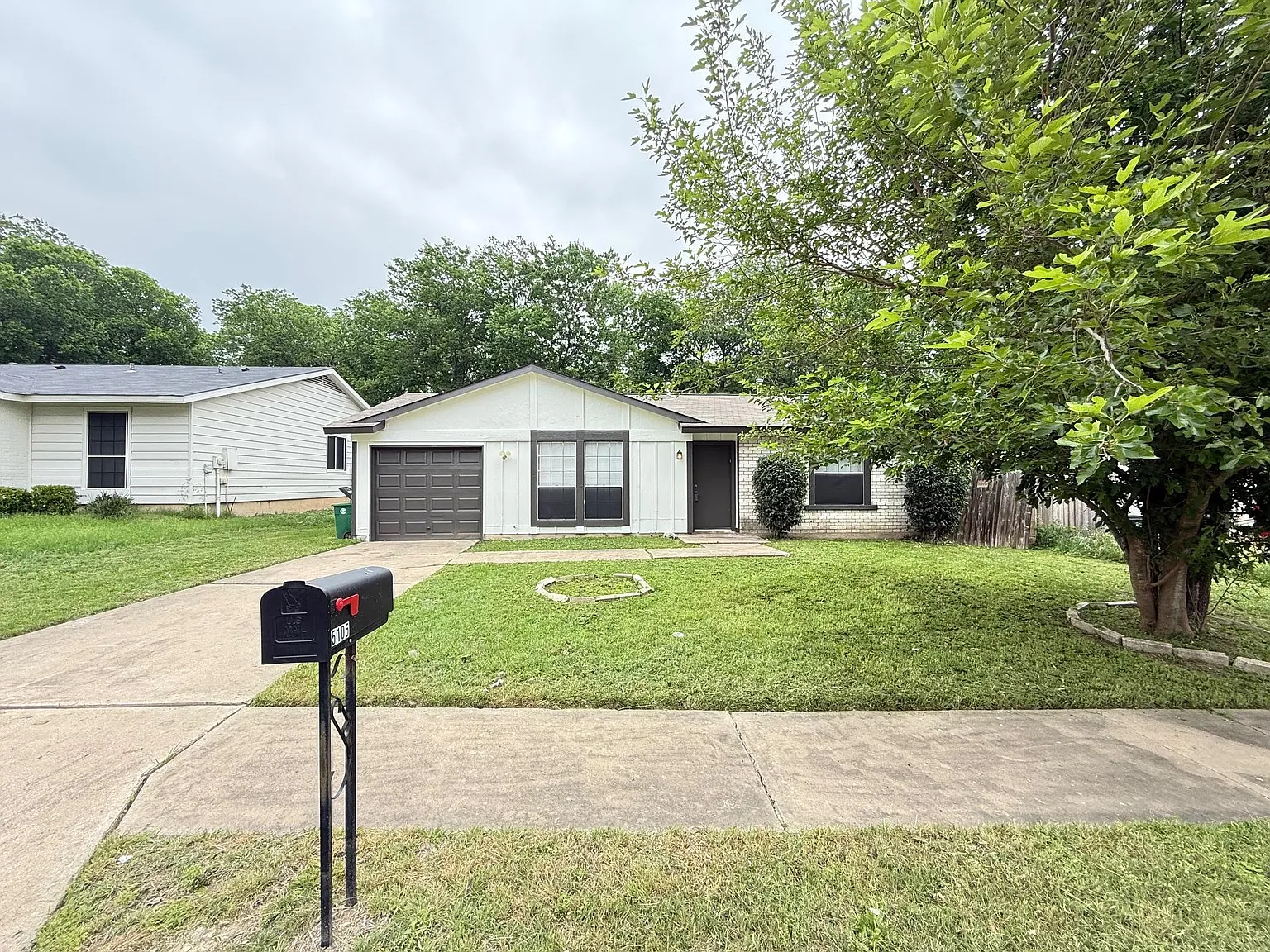 2 bed, 1.0 bath, 880 sqft, $1,600 — Photo 2