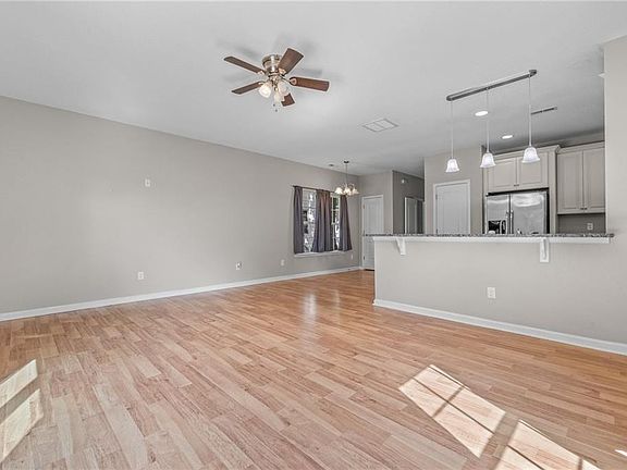 5th image of 920 Douglas Ave